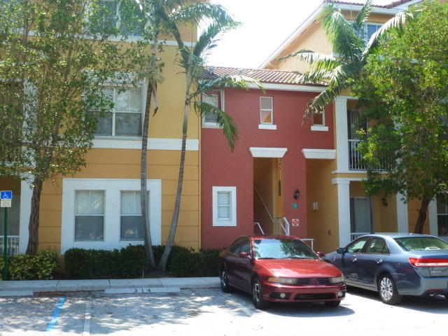 2106 Shoma Dr in West Palm Beach, FL - Building Photo