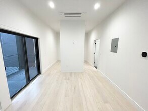 173 Maverick St, Unit 201 in Boston, MA - Building Photo - Building Photo