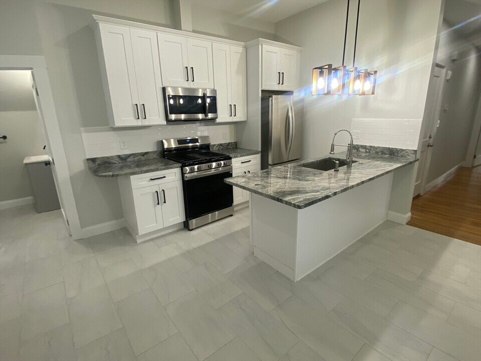62 12th St in Lowell, MA - Building Photo
