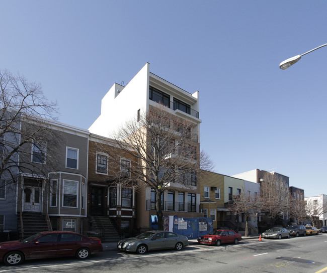 145 McGuiness Blvd in Brooklyn, NY - Foto de edificio - Building Photo