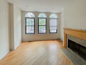 2510 N Southport Ave, Unit 1 in Chicago, IL - Building Photo - Building Photo