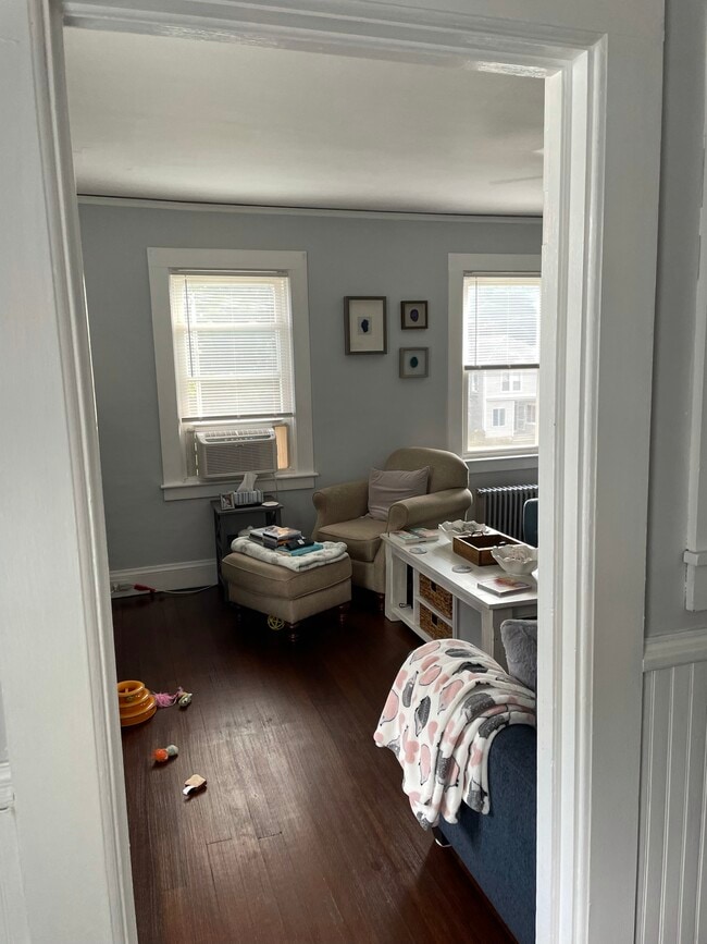 29 Pierce St, Unit First Floor in Westerly, RI - Foto de edificio - Building Photo