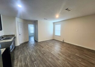 9205 Kentshire Dr in Houston, TX - Building Photo - Building Photo