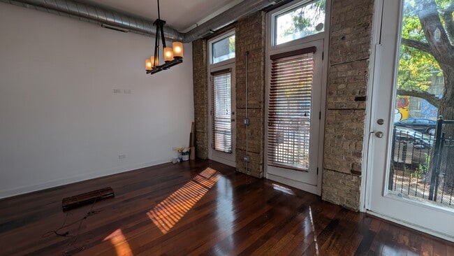 1222 W Hubbard St, Unit 1222-1F