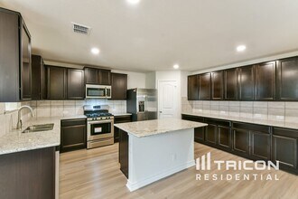 831 House Sparrow in San Antonio, TX - Building Photo - Building Photo
