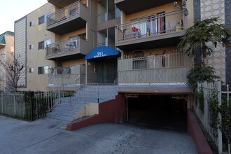 Menlo Apartments in Los Angeles, CA - Building Photo - Building Photo