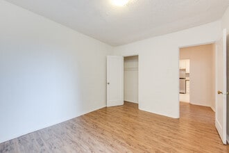 1592 Bathurst Street in Toronto, ON - Building Photo - Building Photo