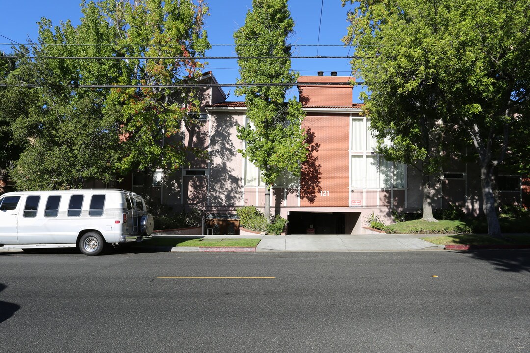 121 N Adams St in Glendale, CA - Building Photo