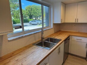 16226 SW 92nd Ave in Palmetto Bay, FL - Building Photo - Building Photo