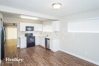 5060 E Newton Dr in Las Vegas, NV - Building Photo - Building Photo