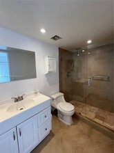 615 W Park Dr, Unit 204 in Miami, FL - Building Photo - Building Photo