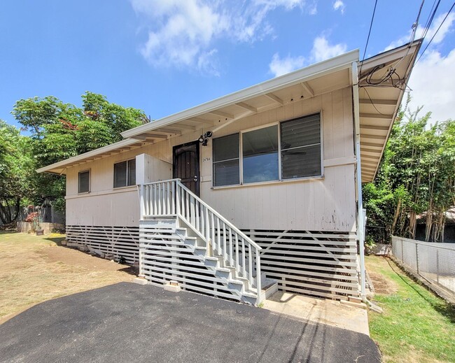 2476 E Manoa Rd