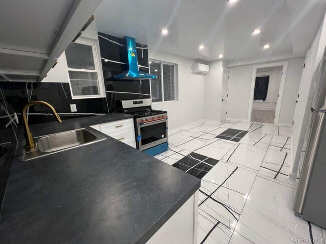 44 Van Cortlandt Park Ave-Unit -Ground Floor in Yonkers, NY - Building Photo - Building Photo