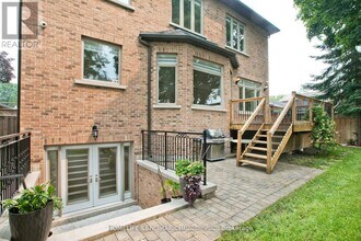 343 Horsham Ave in Toronto, ON - Building Photo - Building Photo