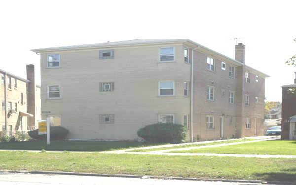 6101 W Higgins Ave in Chicago, IL - Building Photo