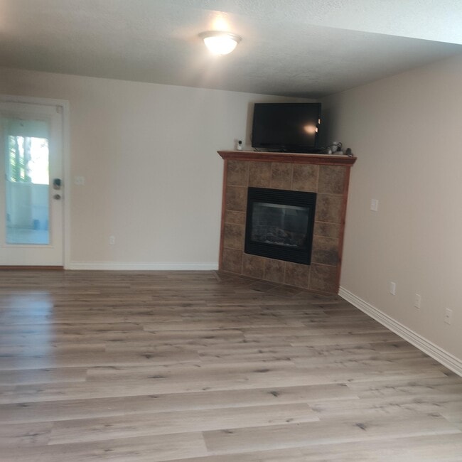 1898 W Clark Ln, Unit Mother-In-Law Apartment in Farmington, UT - Building Photo - Building Photo