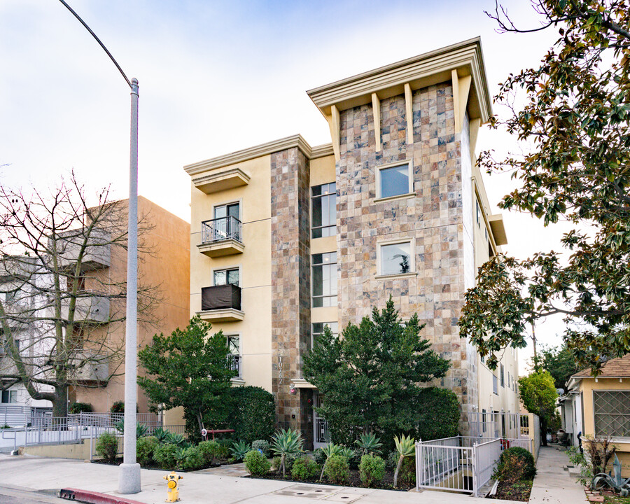 10762 Camarillo St in North Hollywood, CA - Building Photo