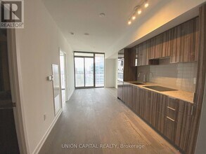 11 Wellesley St W in Toronto, ON - Building Photo - Building Photo