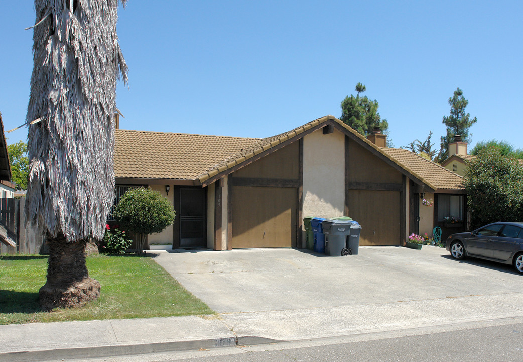 109-111 Bond Ave in Petaluma, CA - Building Photo