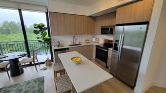 2490 NE 182nd St, Unit C1 in North Miami Beach, FL - Building Photo