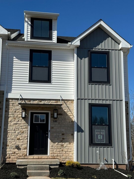 642 Oak Dr in Harleysville, PA - Building Photo