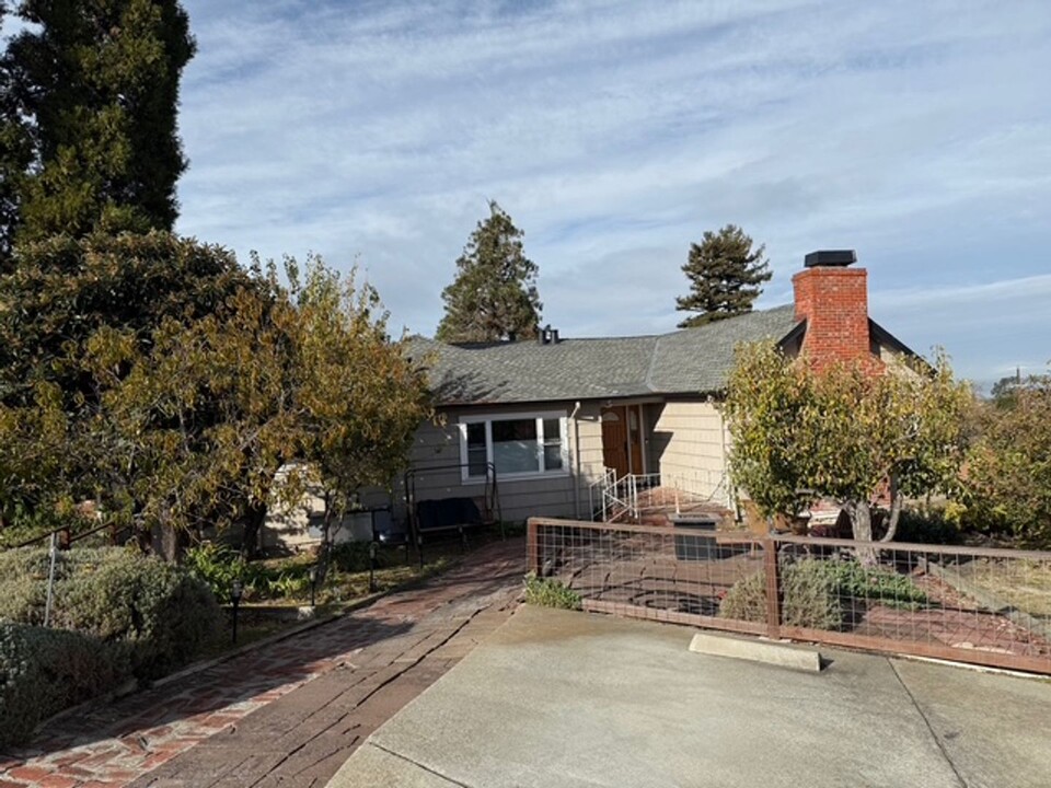 584 Summit Dr in Pinole, CA - Building Photo