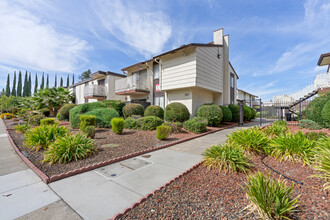 Villa Riviera Apartments in Sacramento, CA - Foto de edificio - Building Photo