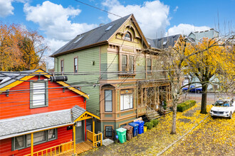 2734-2740 SW Second Ave in Portland, OR - Foto de edificio - Building Photo