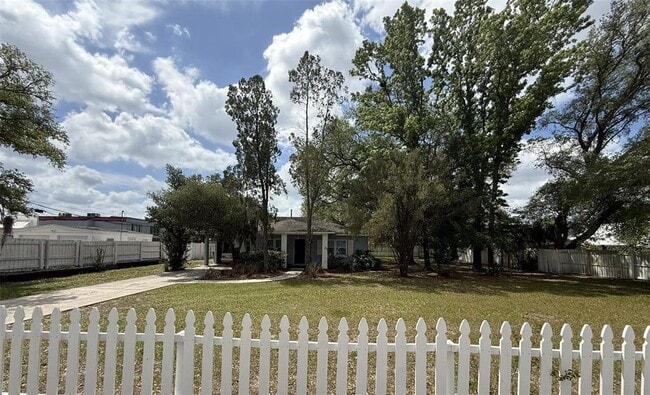 5305 E Whiteway Dr in Tampa, FL - Building Photo - Building Photo