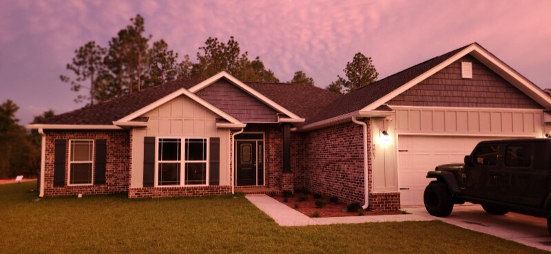 9867 Shangri La West Rd in Milton, FL - Foto de edificio
