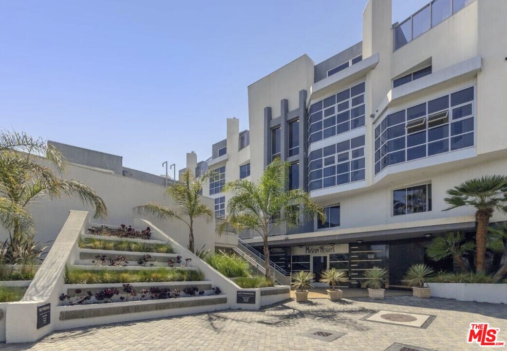 171 N Church Ln in Los Angeles, CA - Building Photo