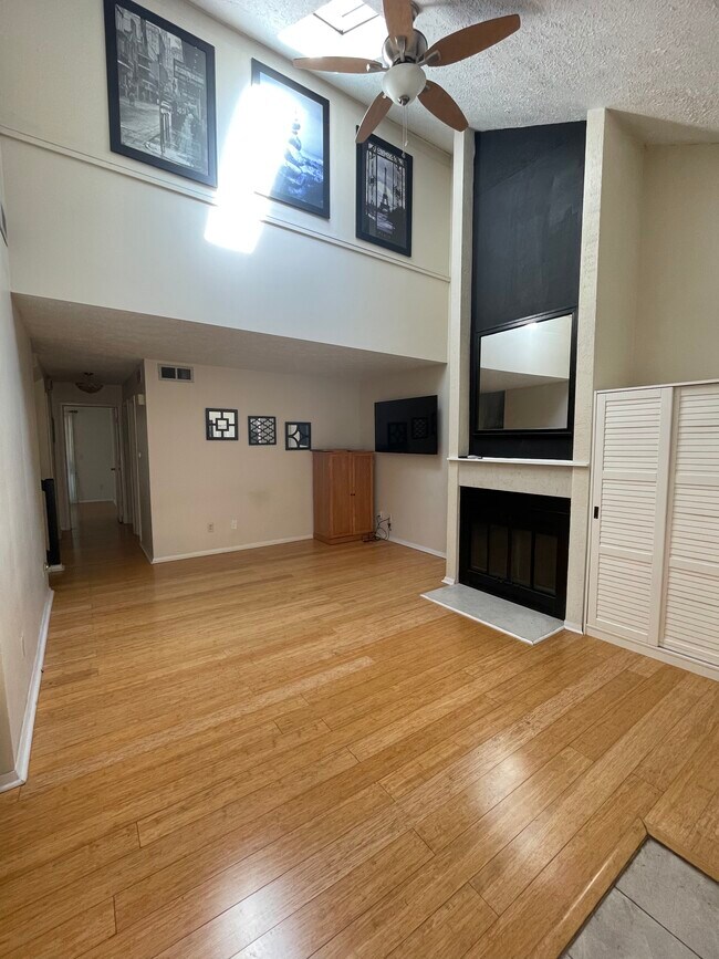 205 E Jolly Rd, Unit A9 in Lansing, MI - Building Photo - Building Photo