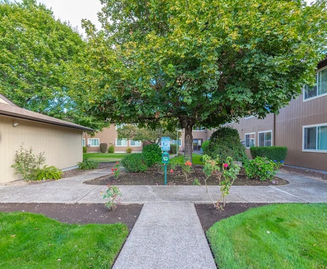 Millwood Manor in Albany, OR - Building Photo - Building Photo