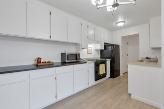 955 Shorepoint Ct-Unit -955 Shorepoint Court Unit 101 in Alameda, CA - Foto de edificio - Building Photo