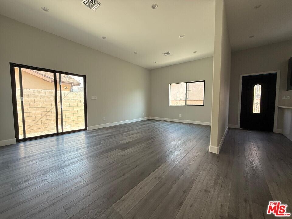 6222 Bakman Ave in Los Angeles, CA - Building Photo