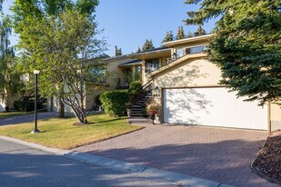 645 Stratton Terr SW in Calgary, AB - Building Photo