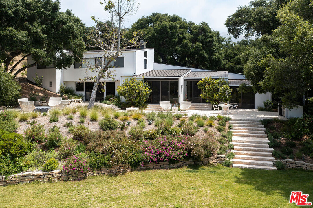 901 Crater Camp Dr in Calabasas, CA - Building Photo