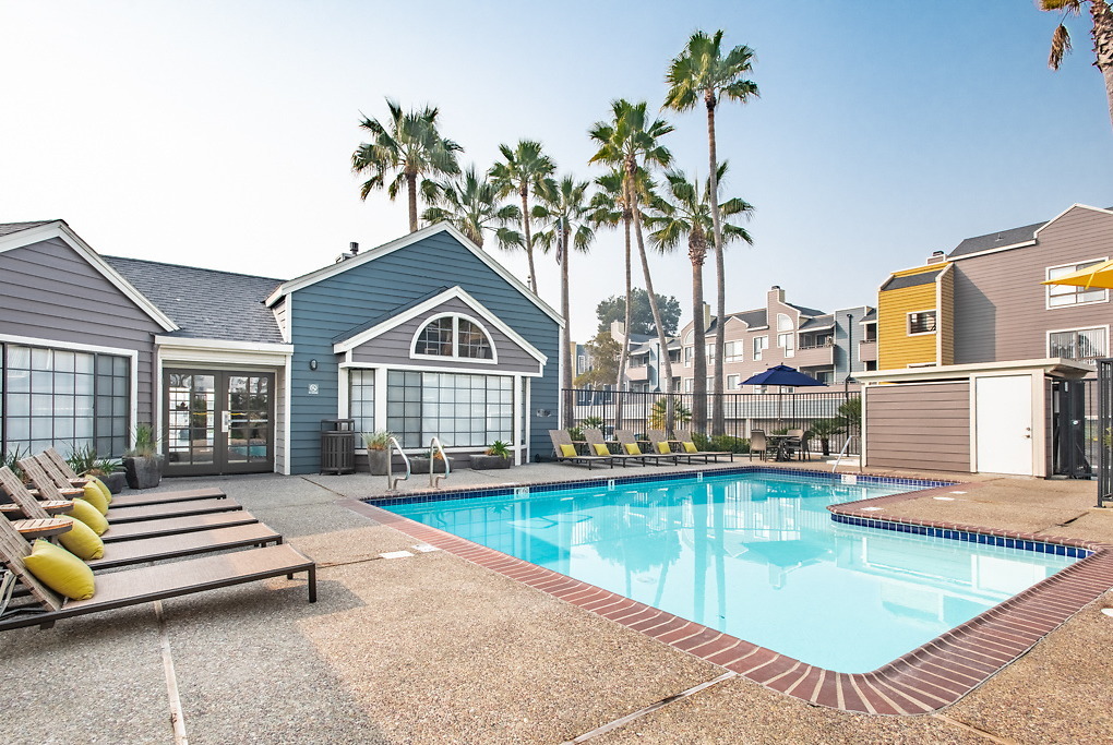 Lakeshore Landing in San Mateo, CA - Building Photo