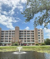 6495 Shoreline Dr in St. Petersburg, FL - Building Photo