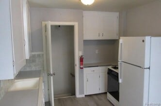 932 Detroit Ave in Lincoln Park, MI - Building Photo - Building Photo