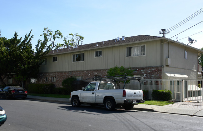 Palm Court in Redwood City, CA - Building Photo - Building Photo