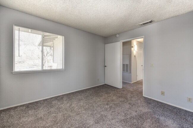 Quail Pointe in Sacramento, CA - Foto de edificio - Building Photo