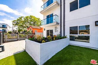 2055 S Garth Ave in Los Angeles, CA - Foto de edificio - Building Photo