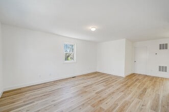 2939 N Wading River Rd in Wading River, NY - Building Photo - Building Photo