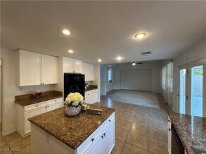 7615 Ironwood Knoll Ave in Las Vegas, NV - Foto de edificio - Building Photo