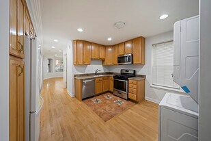 2325 W Rice St, Unit gard in Chicago, IL - Building Photo