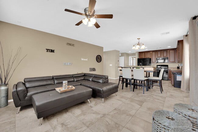 7605 Finishing Touch Court, Unit House in Las Vegas, NV - Building Photo - Building Photo