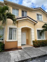 6920 NW 177th St in Hialeah, FL - Building Photo