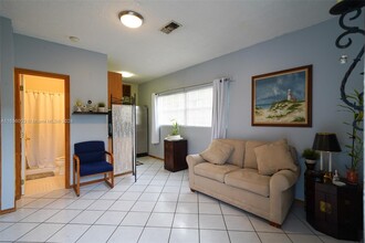 13101 SW 82nd Terrace-Unit -side in Miami, FL - Foto de edificio - Building Photo