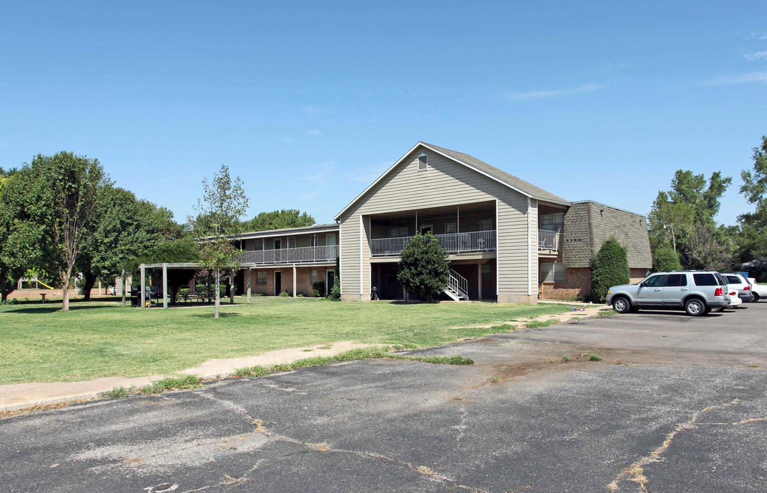 West Oaks Apartments in El Reno, OK - Building Photo